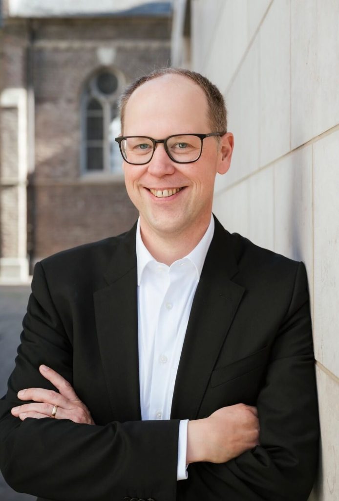 sowohl_thomas_standing